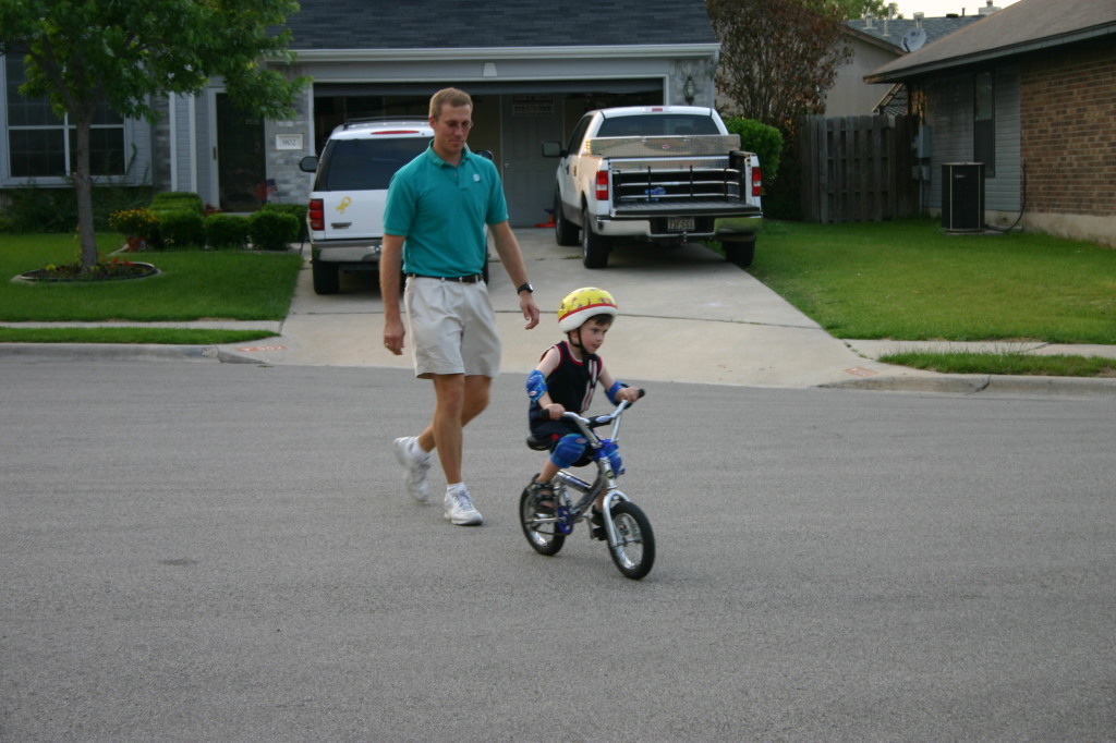 2005/05(May)/Biking/1024x768_2005-05-12-bikes-09-Dax-Travis.JPG