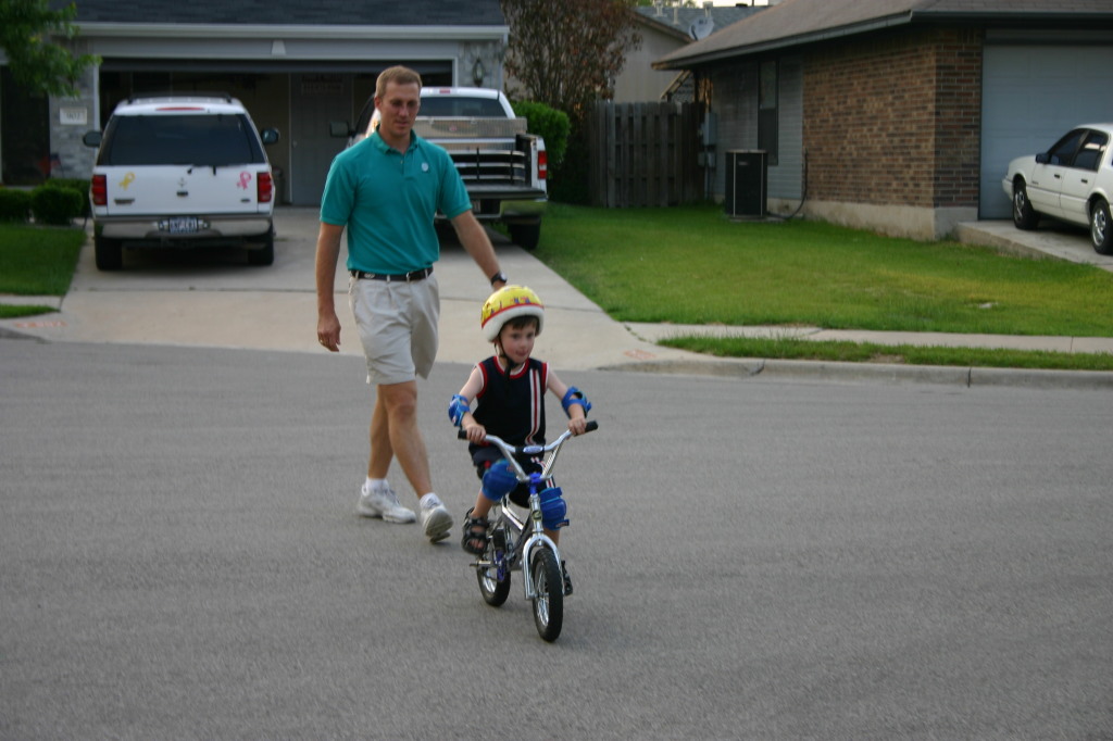 2005/05(May)/Biking/1024x768_2005-05-12-bikes-10-Dax-Travis.JPG