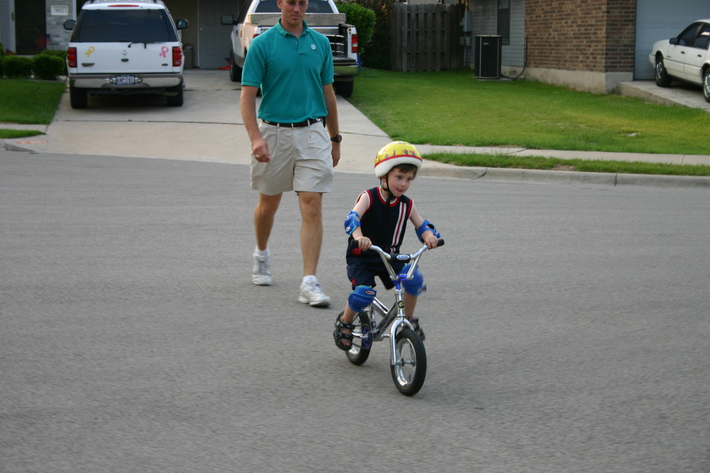 2005/05(May)/Biking/1024x768_2005-05-12-bikes-11-Dax-Travis.JPG