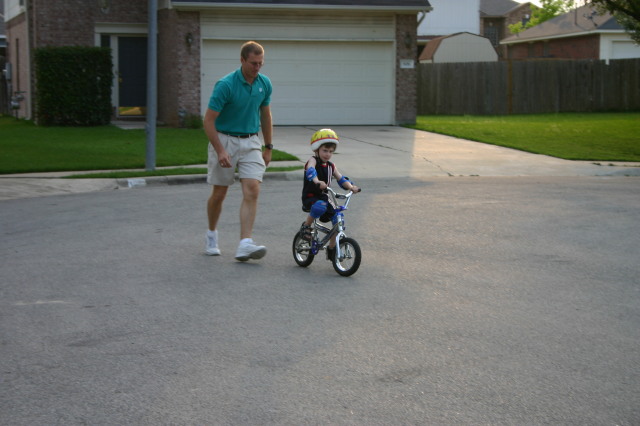 2005/05(May)/Biking/640x480_2005-05-12-bikes-02-Dax-Travis.JPG