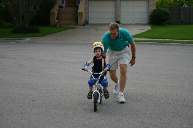 2005/05(May)/Biking/640x480_2005-05-12-bikes-17-Dax-Travis.JPG