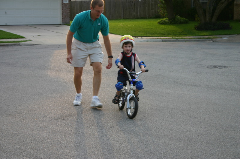 2005/05(May)/Biking/800x600_2005-05-12-bikes-04-Dax-Travis.JPG
