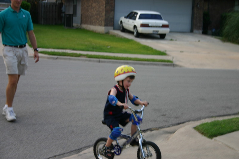 2005/05(May)/Biking/800x600_2005-05-12-bikes-12-Dax-Travis.JPG