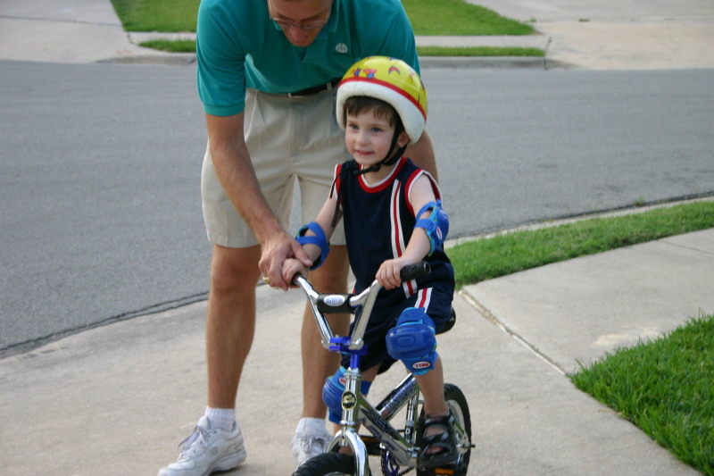 2005/05(May)/Biking/800x600_2005-05-12-bikes-15-Dax-Travis.JPG