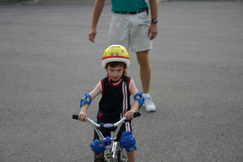 2005/05(May)/Biking/800x600_2005-05-12-bikes-19-Dax-Travis.JPG