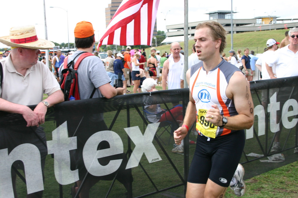2005/05(May)/CapTexTriathlon/1024x768_2005-05-30-CapTexTri-53-Ben-finish.JPG