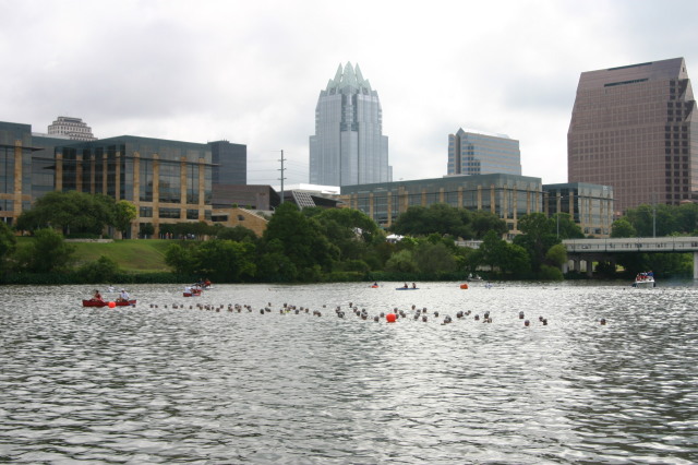 2005/05(May)/CapTexTriathlon/640x480_2005-05-30-CapTexTri-10-Ben-wave.JPG