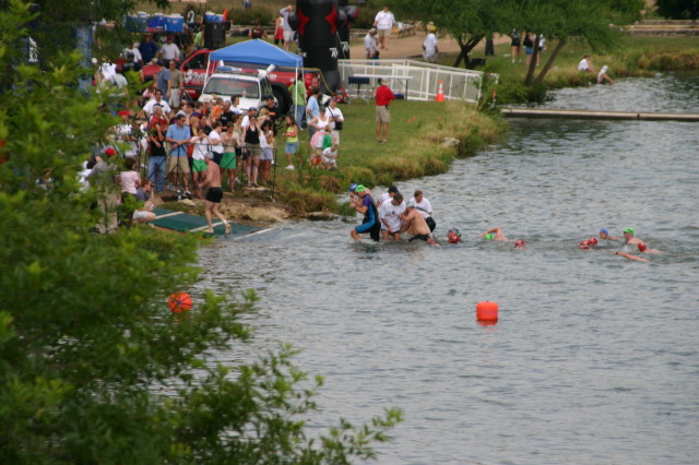 2005/05(May)/CapTexTriathlon/640x480_2005-05-30-CapTexTri-16-Travis-finished-swim.JPG