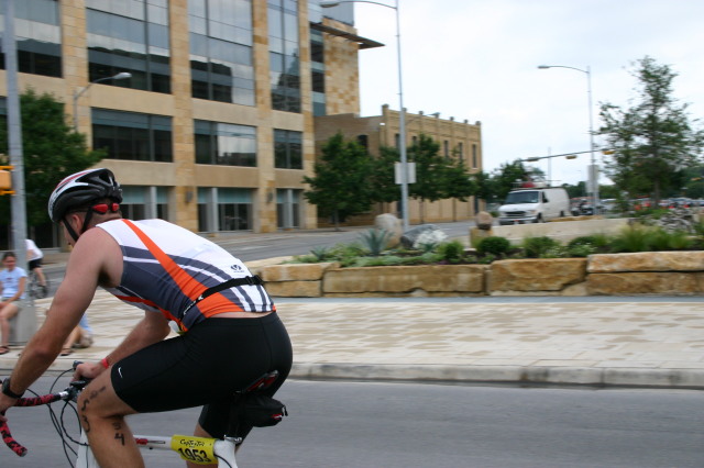 2005/05(May)/CapTexTriathlon/640x480_2005-05-30-CapTexTri-26-Travis-bike.JPG
