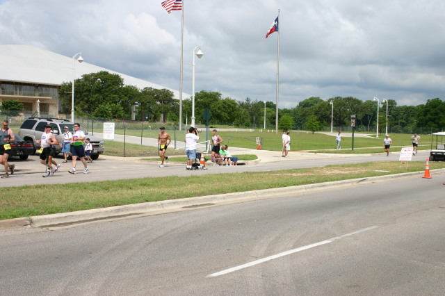 2005/05(May)/CapTexTriathlon/640x480_2005-05-30-CapTexTri-49-Travis-run.JPG