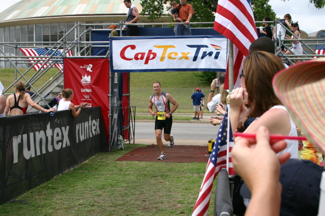 2005/05(May)/CapTexTriathlon/640x480_2005-05-30-CapTexTri-56-Travis-finish.JPG