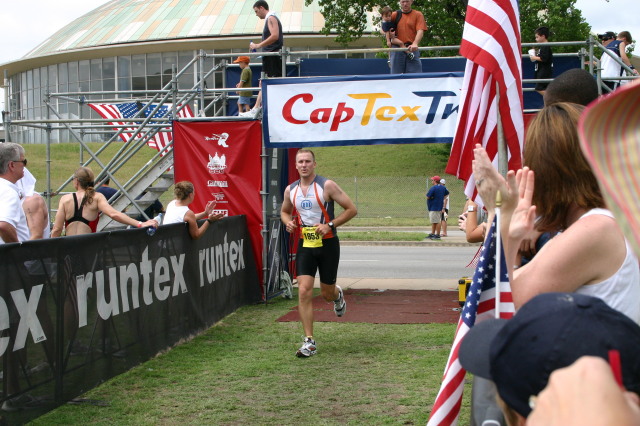 2005/05(May)/CapTexTriathlon/640x480_2005-05-30-CapTexTri-57-Travis-finish.JPG