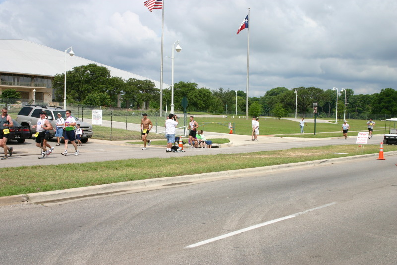 2005/05(May)/CapTexTriathlon/800x600_2005-05-30-CapTexTri-49-Travis-run.JPG