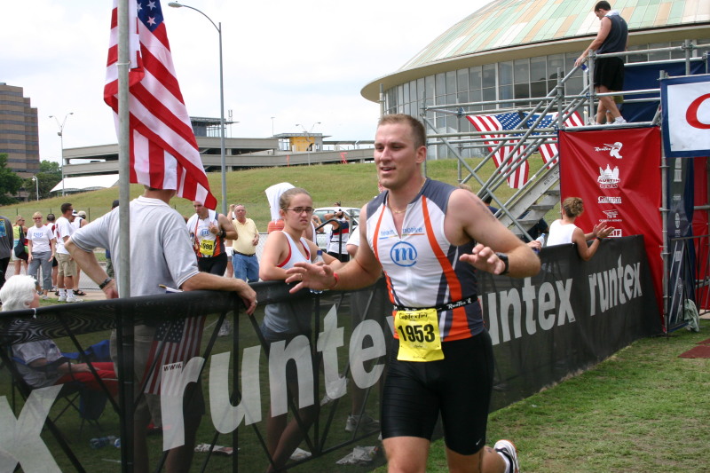 2005/05(May)/CapTexTriathlon/800x600_2005-05-30-CapTexTri-59-Travis-finish.JPG