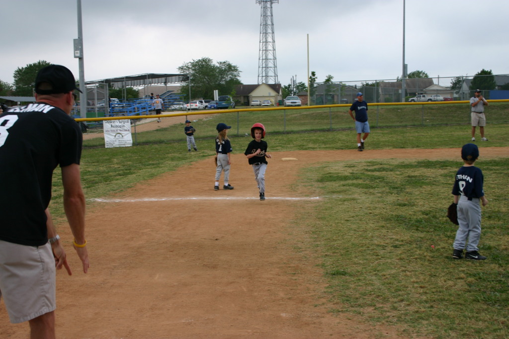 2005/05(May)/Chance-TBall/1024x768_2005-05-07-Chance-Tball-04-running.JPG