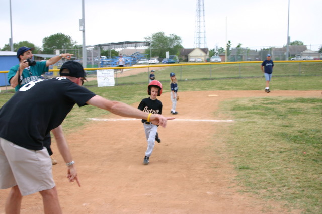 2005-05-07-Chance-Tball-06-running.JPG