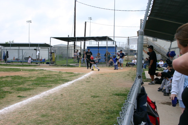 2005/05(May)/Chance-TBall/640x480_2005-05-07-Chance-Tball-40-batting-perfect-hit.JPG