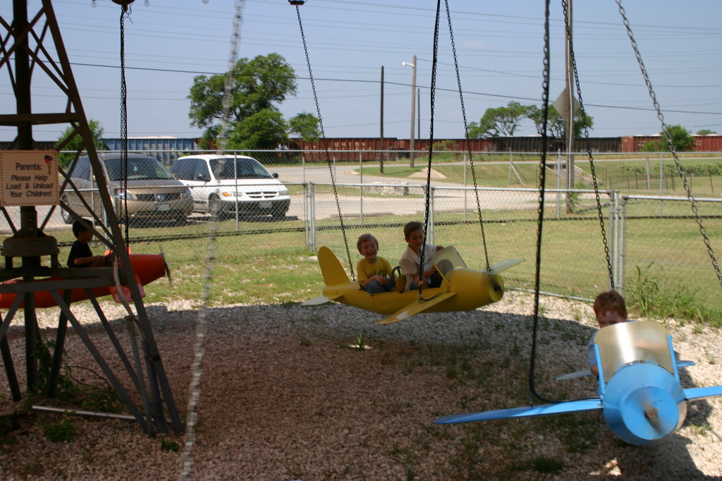2005/05(May)/Chance-preschool-graduation/1024x768_2005-05-20-Chance-pre-school-graduation-49-Kiddie-Acres.JPG