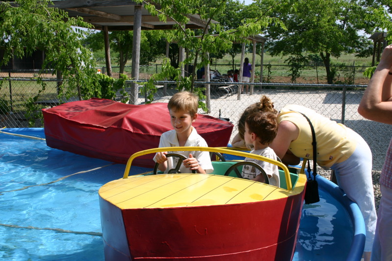 2005/05(May)/Chance-preschool-graduation/800x600_2005-05-20-Chance-pre-school-graduation-42-Kiddie-Acres.JPG