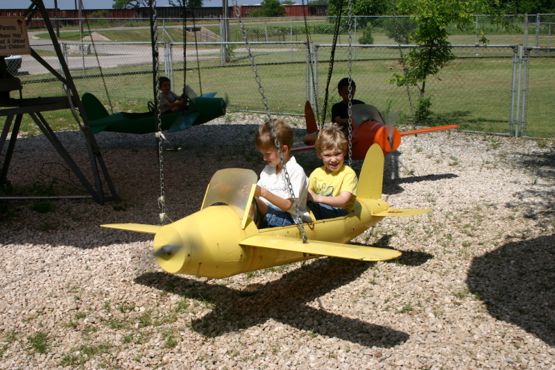 2005/05(May)/Chance-preschool-graduation/800x600_2005-05-20-Chance-pre-school-graduation-47-Kiddie-Acres.JPG