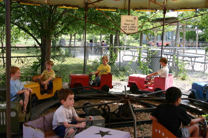 2005/05(May)/Chance-preschool-graduation/800x600_2005-05-20-Chance-pre-school-graduation-51-Kiddie-Acres.JPG