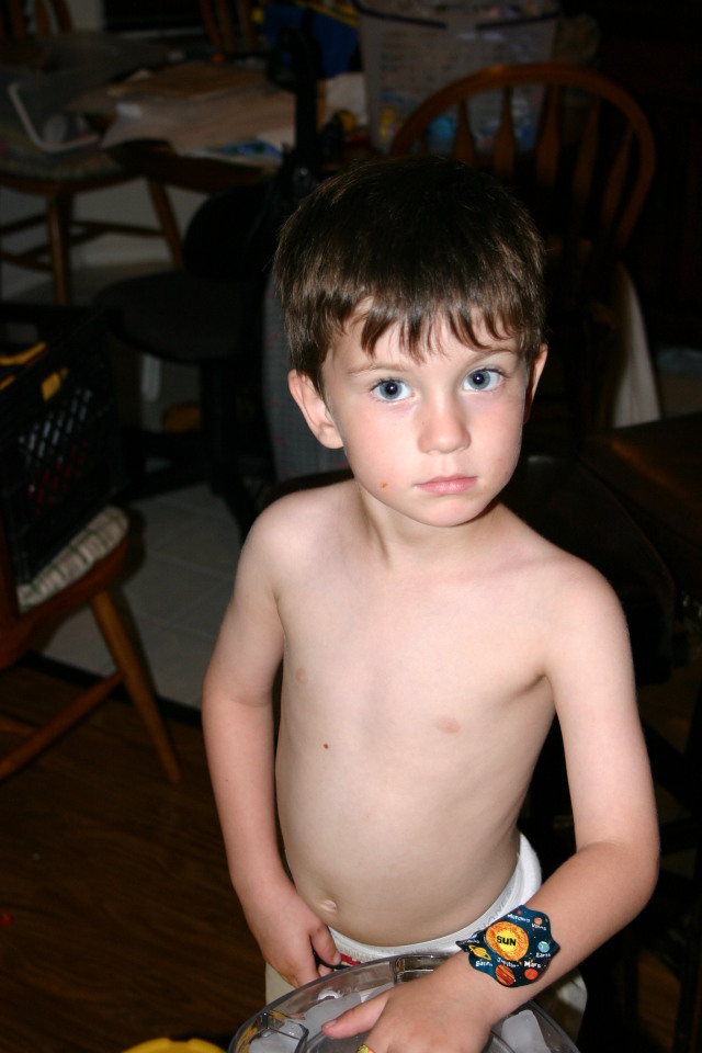 2005/05(May)/Cousins-sleepover/640x480_2005-05-13-cousins-over-04-making-icecream-Dax.JPG