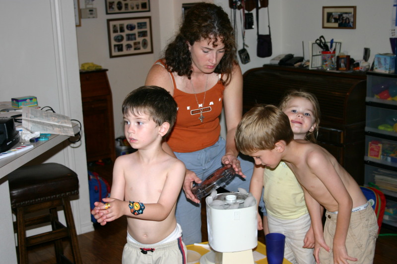 2005/05(May)/Cousins-sleepover/800x600_2005-05-13-cousins-over-03-making-icecream-Dax-Suzi-Kyla-Chance.JPG