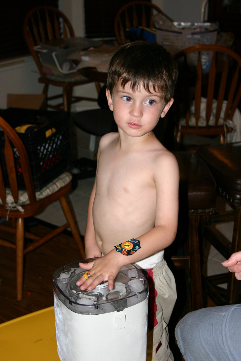 2005/05(May)/Cousins-sleepover/800x600_2005-05-13-cousins-over-05-making-icecream-Dax.JPG