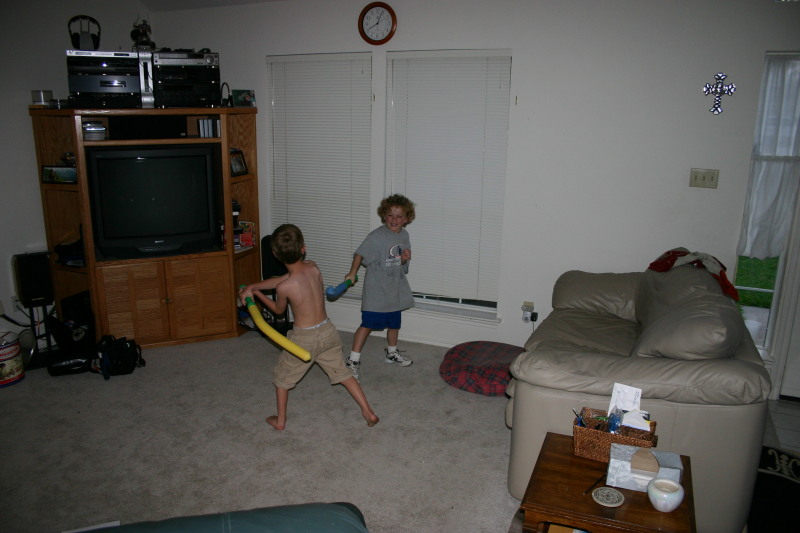 2005/05(May)/Cousins-sleepover/800x600_2005-05-13-cousins-over-10-sword-fights-Chance-Vale.JPG