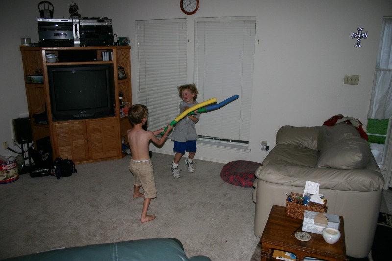 2005/05(May)/Cousins-sleepover/800x600_2005-05-13-cousins-over-11-sword-fights-Chance-Vale.JPG