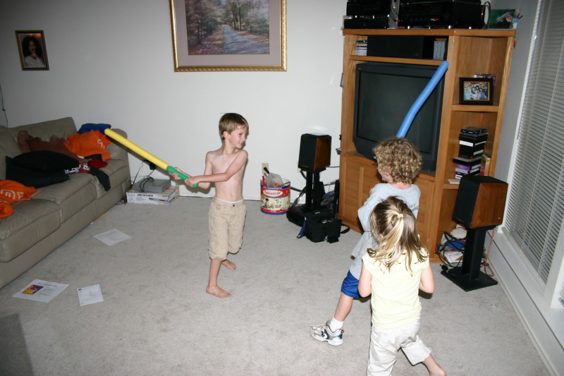 2005/05(May)/Cousins-sleepover/800x600_2005-05-13-cousins-over-13-sword-fights-Chance-Vale-Kyla.JPG