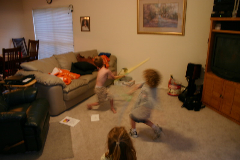 2005/05(May)/Cousins-sleepover/800x600_2005-05-13-cousins-over-14-sword-fights-Chance-Vale.JPG