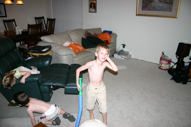 2005/05(May)/Cousins-sleepover/800x600_2005-05-13-cousins-over-16-sword-fights-Chance-hurt-Dax-Kyla.JPG