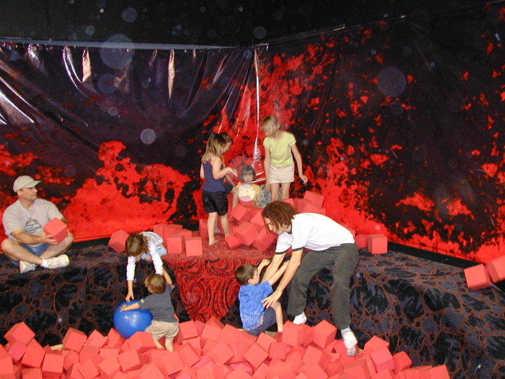 2005-05-01-Dax-4th-Bday-31-Radijazz-castle-crumbles.JPG