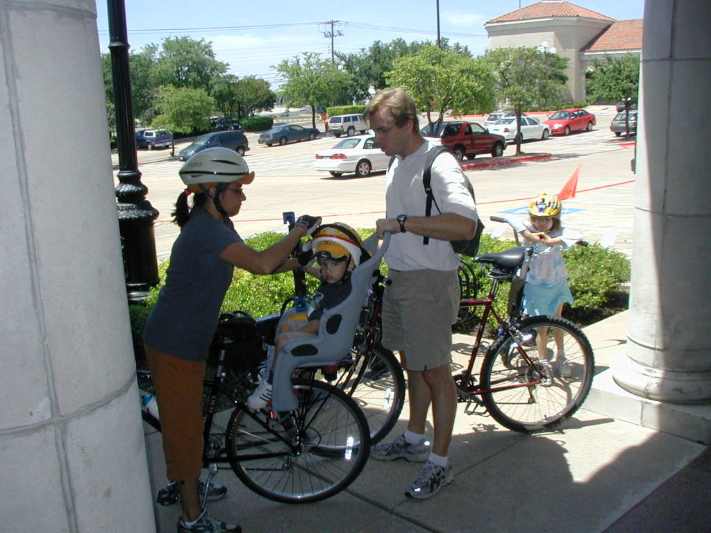 2005-05-01-Dax-4th-Bday-42-Kavita-Sachin-Ben-Kalyani-bikes.JPG