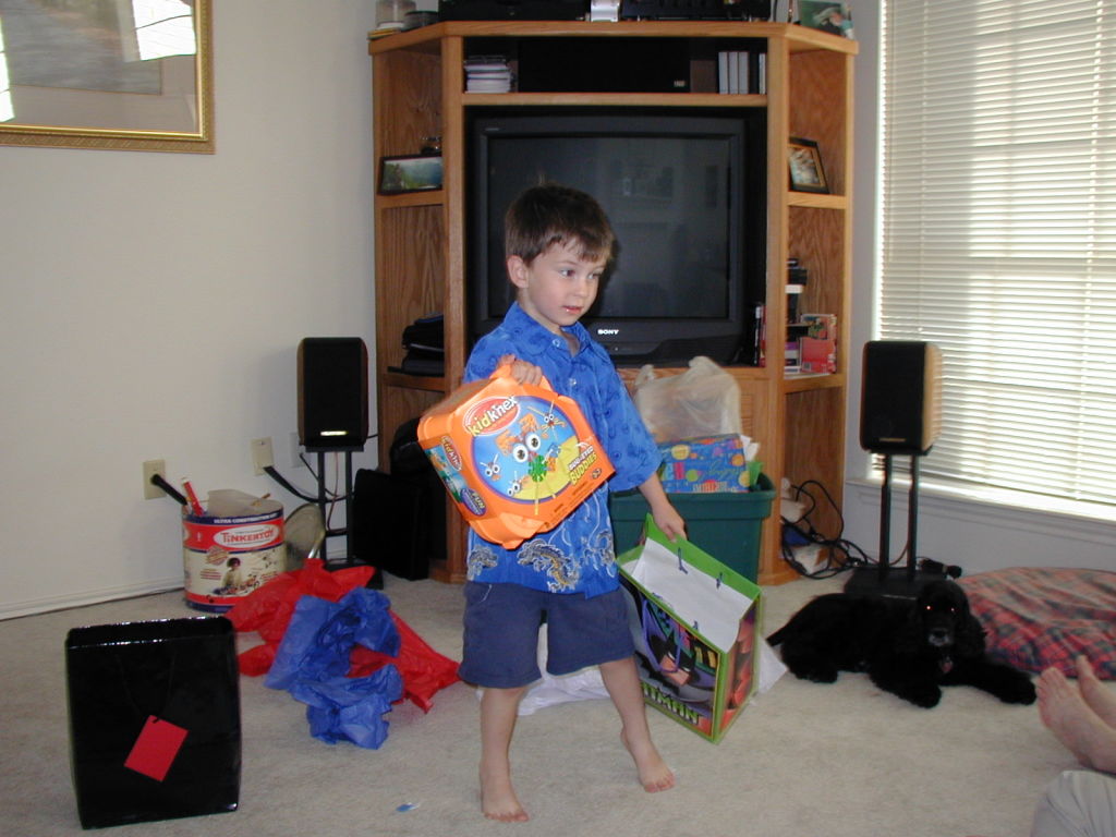 2005/05(May)/Dax-4th-Bday/1024x768_2005-05-01-Dax-4th-Bday-47-presents.JPG