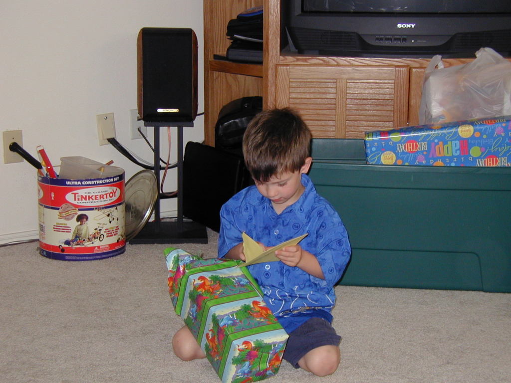 2005/05(May)/Dax-4th-Bday/1024x768_2005-05-01-Dax-4th-Bday-50-presents.JPG