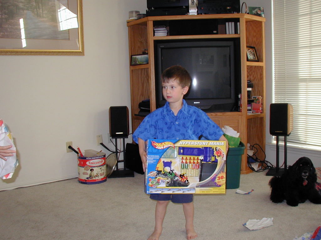 2005/05(May)/Dax-4th-Bday/1024x768_2005-05-01-Dax-4th-Bday-55-presents.JPG