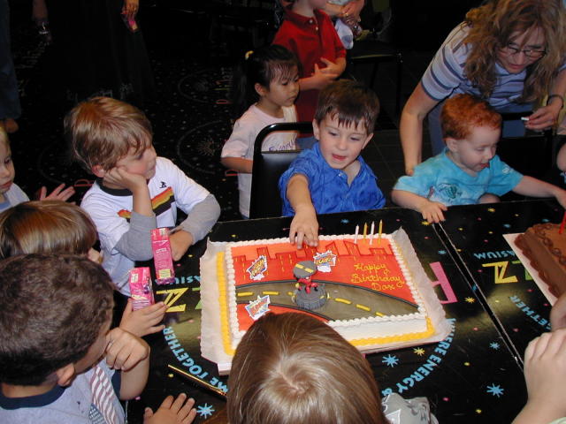 2005-05-01-Dax-4th-Bday-34-Radijazz-cake.JPG
