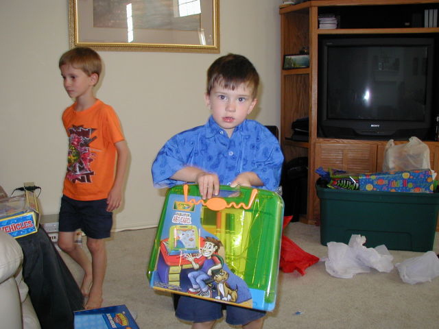 2005/05(May)/Dax-4th-Bday/640x480_2005-05-01-Dax-4th-Bday-46-presents.JPG