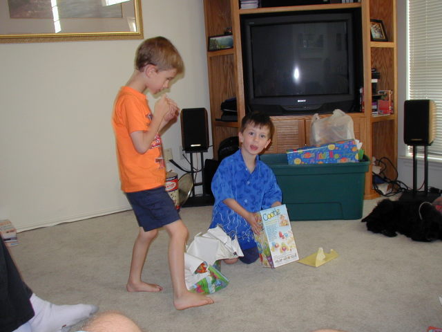 2005/05(May)/Dax-4th-Bday/640x480_2005-05-01-Dax-4th-Bday-51-presents.JPG