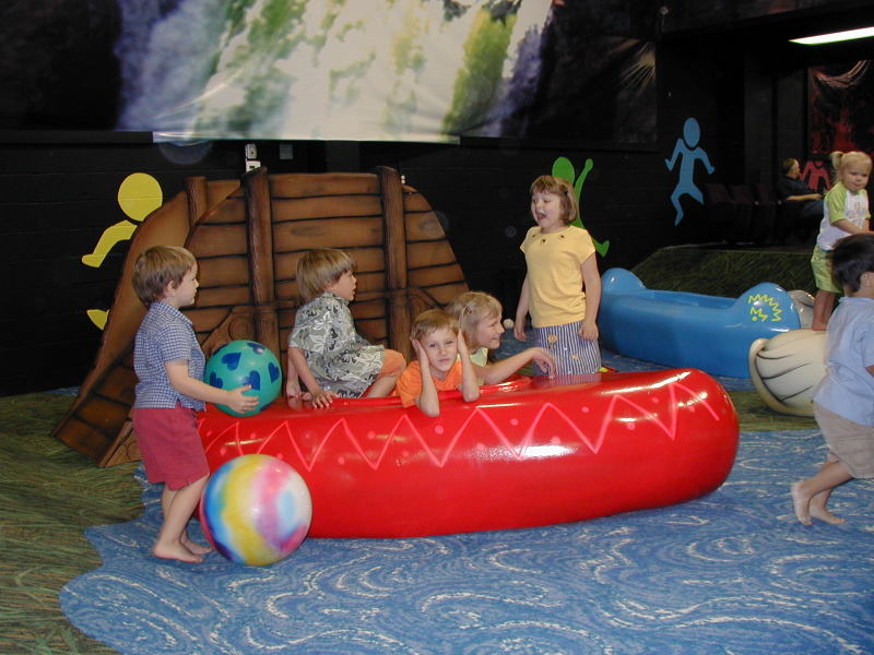 2005/05(May)/Dax-4th-Bday/800x600_2005-05-01-Dax-4th-Bday-07-Radijazz-Chance-Case-Jack-Megan.JPG