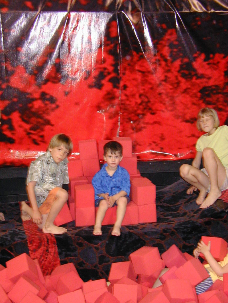 2005/05(May)/Dax-4th-Bday/800x600_2005-05-01-Dax-4th-Bday-27-Radijazz-Jack-Dax-Emily.JPG
