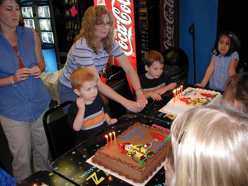 2005/05(May)/Dax-4th-Bday/800x600_2005-05-01-Dax-4th-Bday-37-Radijazz-Errett-Shana-Zane.JPG