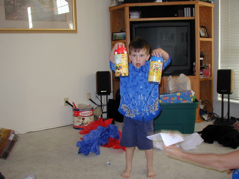 2005/05(May)/Dax-4th-Bday/800x600_2005-05-01-Dax-4th-Bday-48-presents.JPG