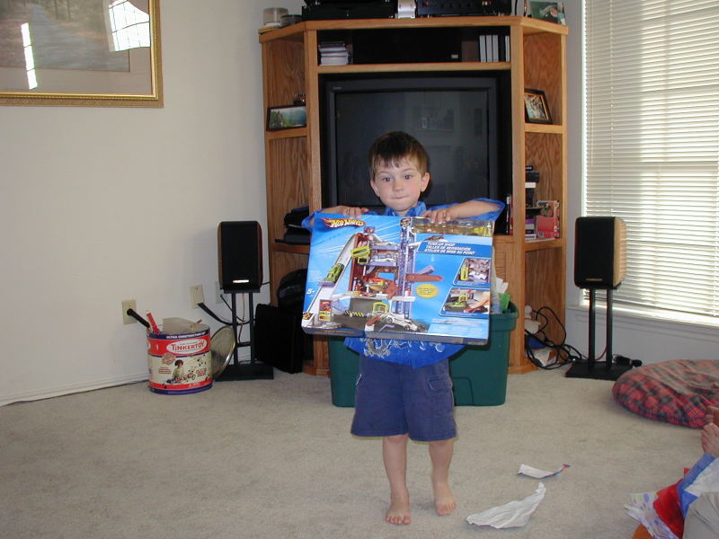 2005/05(May)/Dax-4th-Bday/800x600_2005-05-01-Dax-4th-Bday-53-presents.JPG