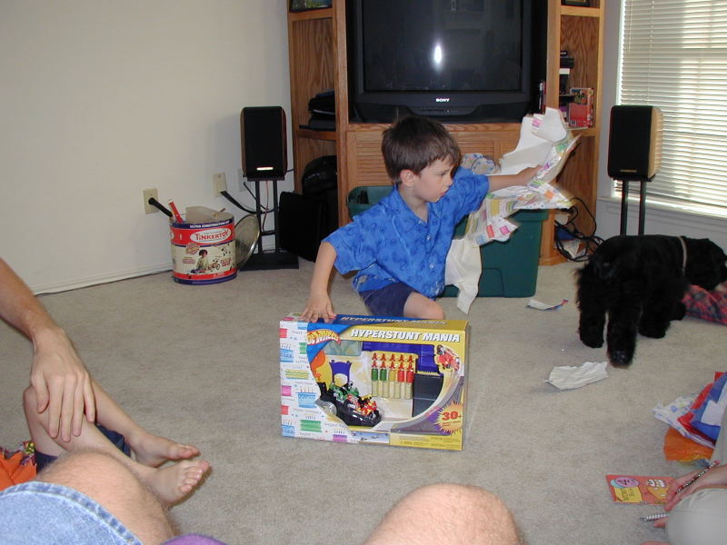 2005/05(May)/Dax-4th-Bday/800x600_2005-05-01-Dax-4th-Bday-54-presents.JPG