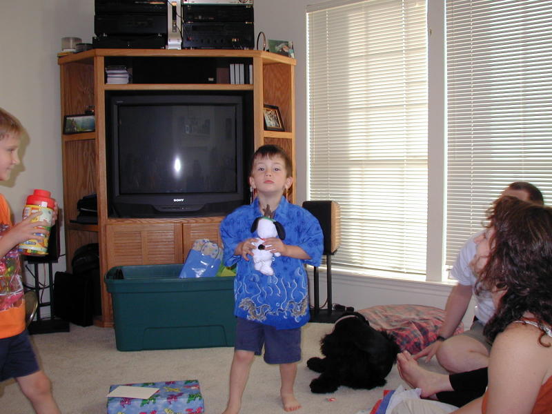 2005/05(May)/Dax-4th-Bday/800x600_2005-05-01-Dax-4th-Bday-56-presents.JPG