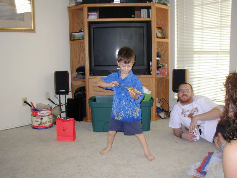 2005/05(May)/Dax-4th-Bday/800x600_2005-05-01-Dax-4th-Bday-58-presents.JPG