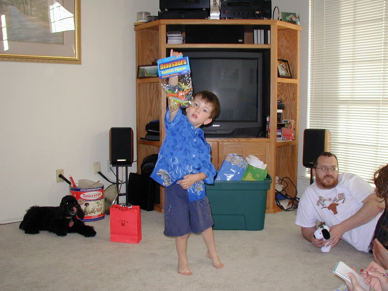 2005/05(May)/Dax-4th-Bday/800x600_2005-05-01-Dax-4th-Bday-59-presents.JPG